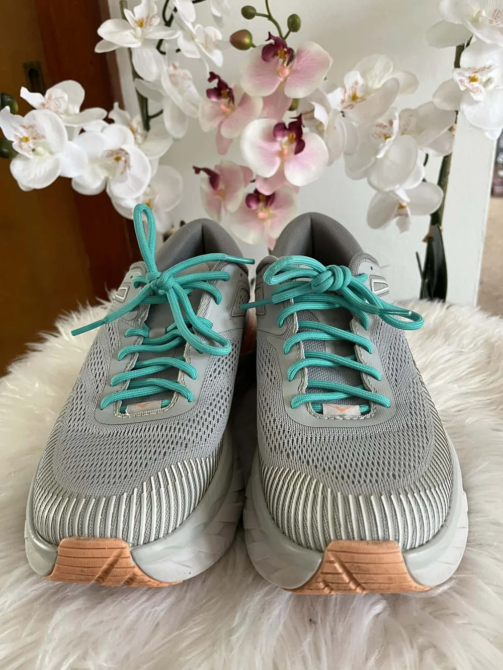 Hoka One One Light Gray Trainers with Teal Laces and Coral Accent Used, Very Goo - Picture 4 of 10